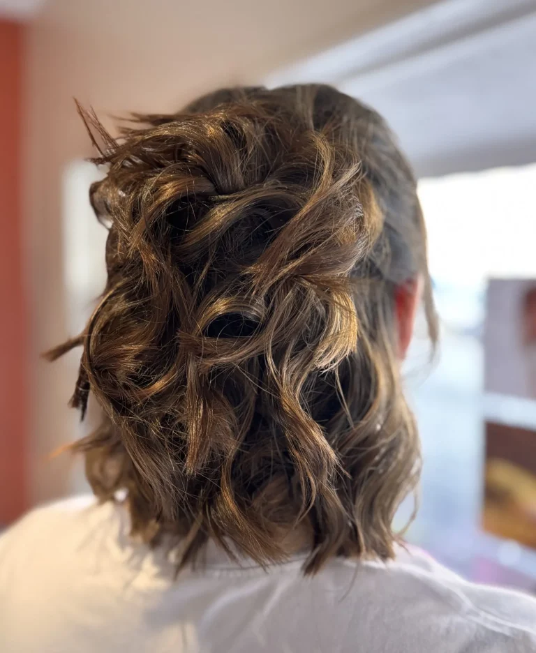 Coiffure bouclée mi longue châtain salon moderne