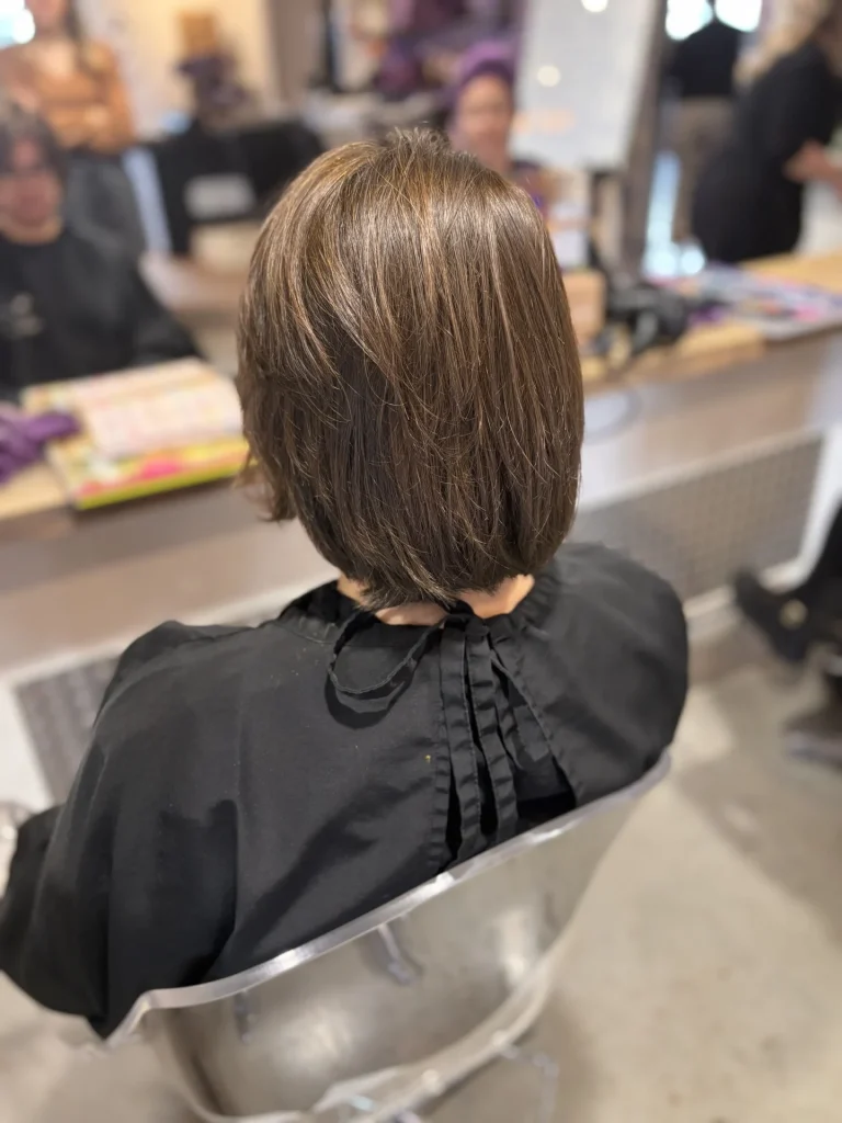 Femme avec une coupe de cheveux élégante