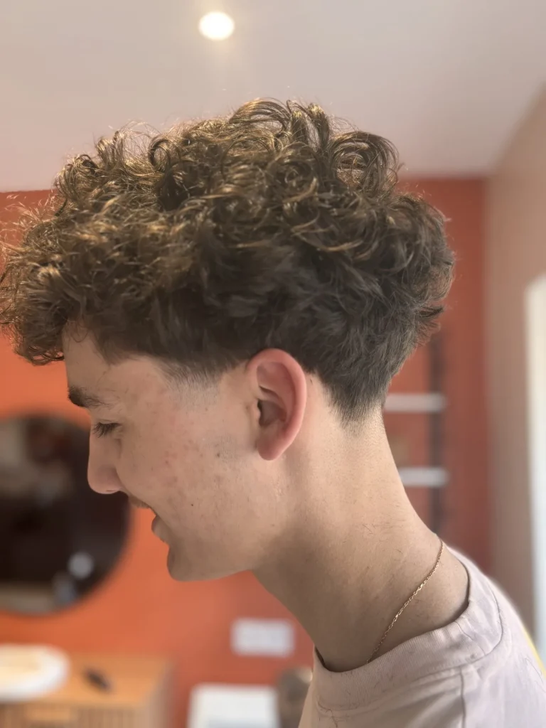 Jeune homme avec coupe cheveux taper fade mind
