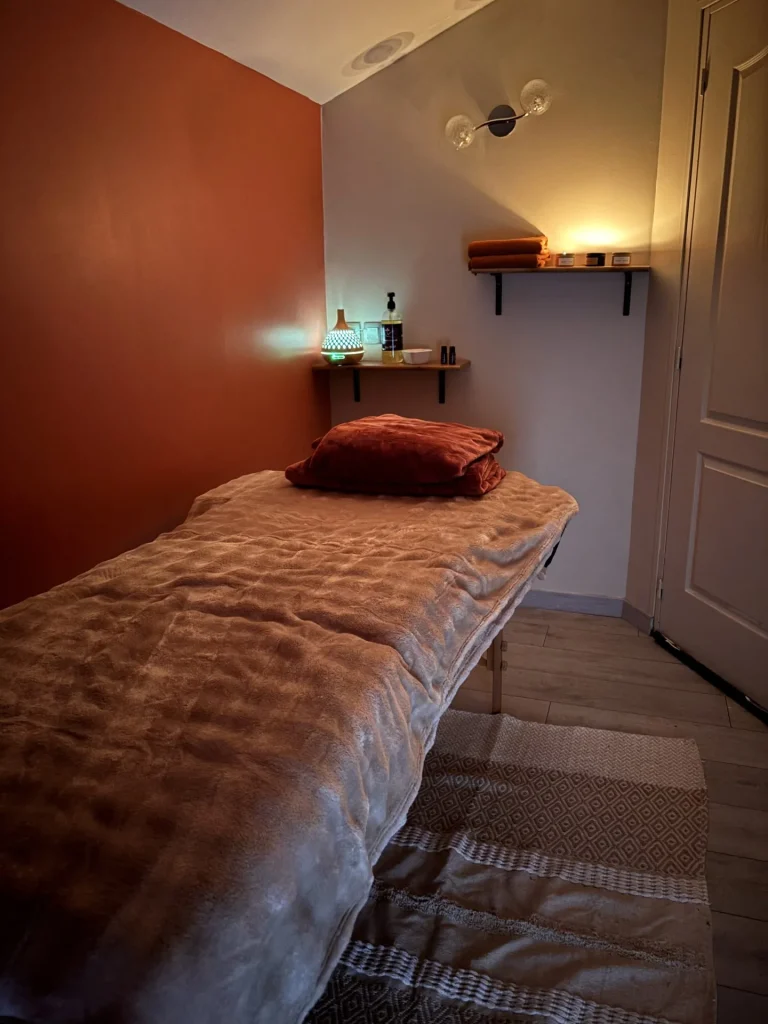 Cabine de massage chaleureuse avec lumières tamisées.